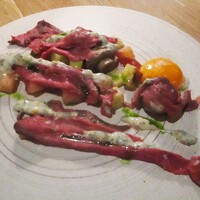 THE GATEHOUSE - 北海道産エゾシカのシンタマ肉のエギュイエット：シンタマ肉は、蝦夷鹿の大腿骨を取り巻くような部位で、きめ細やかで柔らかな 癖のないお肉です。 ローストして薄くスライスされています。 お味の濃厚な卵黄をシンタマ肉の上でトロォ～リと潰して頂きます。　　　　　　2021.01.08