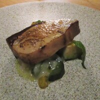 THE GATEHOUSE - 寒ブリの炙り焼き　オリーブオイルと塩麴のソース：よく脂がのった寒ブリの切り身を軽く炙って、中はややレアーに仕上げてあります。 塩麹とオリーブオイルの味付けが実によくマッチしていて、芳ばしい香りが立ちます。　　　　　2021.01.08