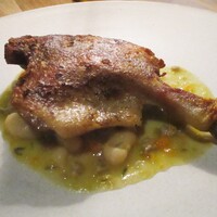 THE GATEHOUSE - フランス産鴨もも肉のコンフィ 白インゲン豆煮込み添え：大ぶりな鴨のもも肉のコンフィは、身がジューシーで 表面がパリッとスパイシーで香ばしく焼きあげられています。 　　　　　2021.01.08