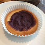 ライ麦ハウスベーカリー - ビルベリークリームぱん。薄焼パンの甘酸っぱいクリーム乗せ