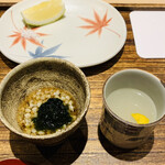 日本橋 蕎ノ字 - ☆蕎麦の実と浜名湖産の生海苔。
      ◎生海苔の磯の香りが風味豊か。
      ☆アサリ蕎麦出汁。
      ◎浜名湖産アサリの出汁は旨味が強い。天ぷらを食す前に胃を温める効果がある。
      