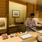 日本橋 蕎ノ字 - ☆黙々と天ぷらを揚げる鈴木大将。天ぷらを揚げる技量は高い。