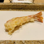 日本橋 蕎ノ字 - ■車海老（鹿児島産）
      ◎二つ目はカリッと火入れした海老を天つゆで頂く。天ぷらは最初の海老で決まる。何度食べても美味い。