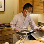 日本橋 蕎ノ字 - ☆天ぷらを揚げる鈴木大将。カウンター席のお客様皆んなに満遍なく声をかけて、食材の話しなどして楽しませてくれる。