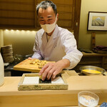 日本橋 蕎ノ字 - ◆最高の火入れ加減で揚げた牡蠣を海苔の上に乗せていく。