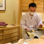 日本橋 蕎ノ字 - ◆バフン雲丹の大葉巻きを揚げていく。