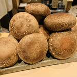 日本橋 蕎ノ字 - ☆ 静岡市岡部町の杉山農園の椎茸。
      玉取で菌床作りから収穫まで行われるので玉取茸と呼ばれる。栽培中の玉取茸にモーツアルトを聞かせて育てている。農水大臣賞も受賞した椎茸。