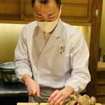 日本橋 蕎ノ字 - ◆肉厚で大きな玉取茸を切って行く。