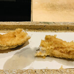 日本橋 蕎ノ字 - ◆穴子（長崎 対馬）☆揚げた穴子を大将自ら目の前でサクッと音をさせて真っ二つに。穴子は全く臭みがなく美味い。
      ◎一つは塩で、もう一つは天つゆで頂く。
      