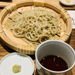 日本橋 蕎ノ字 - ■蕎麦
      ☆冷たい二八蕎麦。
      ☆蕎麦粉は青森白神産地産と静岡の川根本町産の粉を混ぜて使用。