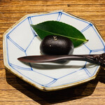 日本橋 蕎ノ字 - ■黒大奴（くろやっこ）
      ☆島田市の江戸時代から続く清水屋の銘菓。
      北海道産の小豆をさらし餡に仕上げ、羊羹でくるんだお菓子。