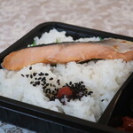 純ちゃん弁当 - ご飯の上に、カリカリ梅、黒ゴマ、鮭