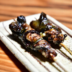 山の茶屋 - 肝焼き：1串摘んで、別角度で。