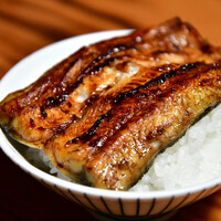 山の茶屋 - ご飯：蒲焼きを乗せて。カメラ、寄せてみました。