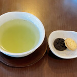 カラミンサ - 食後のサービスで、緑茶とお菓子が付きました！