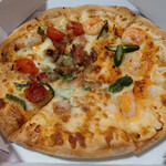 ドミノピザ - 料理写真:ローストチキンと北海道カマンベール　と　ぷりぷりシュリンプとふわふわオマールソース　のハーフ＆ハーフ～☆