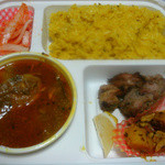 印度料理シタール - 980円のお弁当です。ｶﾚｰはチキンｶﾚｰ　辛さ★★★　ﾁｷﾝﾃｨｯｶ付きｗ