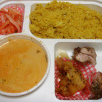 印度料理シタール - 980円のお弁当です。ｶﾚｰはﾊﾞﾀｰﾁｷﾝ　辛さ★　　ﾁｷﾝﾃｨｯｶ付きｗ