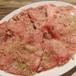 焼肉 粋 - 牛タンもその色合いから、脂の乗り具合が分かります。