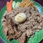 アジアンフード - ビーフビリヤニを屋敷で盛り付け