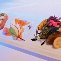 シノワ 渋谷店 - フランス産仔鴨のコンフィとフォアグラ リンゴ 金柑のサラダ仕立て