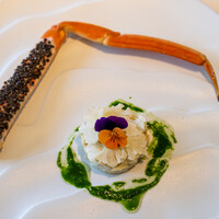 レストラン オオツ - 2020.12 芝山ズワイガニ脚肉の黒トリュフ乗せ ライムとオイルで和えたカリフラワーを乗せた蟹のタルタル