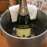 酒肴遊善 じねん - ハーフボトルなのに、しっかりワインクーラーに入れていただいて。