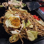 きずなや - ミックス焼きそば　平麺珍しい！食感は好み！