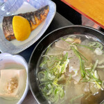 食事処米米 - 塩サバには橙、柚子胡椒を効かせたダンゴ汁。