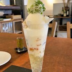 Hitotsu - スペシャリテ季節野菜のパフェ ◎ 戸塚産（地元）蕪とカリフラワー　柚子とスパークリングワインのジュレ、蕪とカリフラワーのムース、サワークリームに蕪とカリフラワーのアイスクリーム、スーパーフードのキヌアとブロコリースプラウト、チコリを上に添えています。 全体をよく混ぜていただきましたが、マイルドで自然な蕪とカリフラワーの甘さが際立ち良い味わいです♪