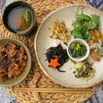 SlowCAFE ずくなし - ランチ、夕食の定番！野菜ずくしのずくなしプレート。旬の野菜たっぷりと無農薬玄米ごはん