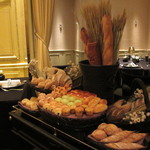 ガストロノミー ジョエル・ロブション - パン屋さんが登場（笑）