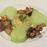 ガストロノミー ジョエル・ロブション - 卵 卵黄のみをほうれん草と共にラヴィオリにし、舞茸を添えて