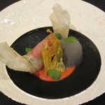 ガストロノミー ジョエル・ロブション - 白イカ パピヨット仕立て クーリ・ロメスコとミント、黒こしょう風味のエアー