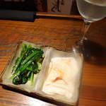 地酒喝采 かも蔵 - 今日のお通しは、小松菜の梅風味おひたしと、湯葉のふんわり醤油風味