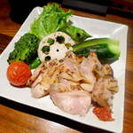 地酒喝采 かも蔵 - 【福島】 川俣地鶏のもも肉炙り（￥1521）肉料理も日本酒に合うんです！ 野菜もたっぷり