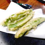 地酒喝采 かも蔵 - 【沖縄】 四角豆（うりずん）の天ぷら。味はいんげん豆のよう、主に沖縄で栽培される。隣の方のを写させてもらいました（笑）