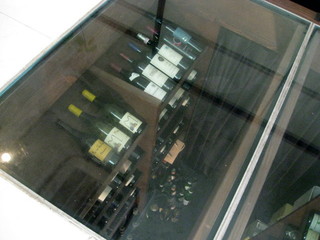 Gion Ni Yongo - 地下のワインセラーが透けて見える