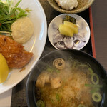 猫丸食堂 - ポテトサラダ（こちらもお気に入り）
      香の物
      わかめのお味噌汁（七味を振ったあと）
      