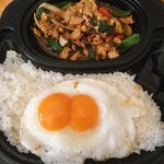 Ｄａｌｉｍａ - 双子の黄身の目玉焼きが載っていたガパオ弁当