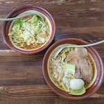 ラーメン東横 - 普通のみそ（左奥）と特性味噌（右手前）