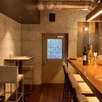 恵比寿アッカ - 奥にはカウンター席