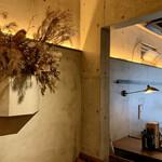 恵比寿アッカ - 入口付近はテーブル席