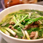 フォーティントーキョー - 〈1日10食限定〉「生麺」の牛肉のフォー@1,010円：カメラ、寄せてみました。