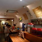 地酒喝采 かも蔵 - 店内は比較的広く、テーブル席も多いが、カウンターで一人でも十分くつろげる