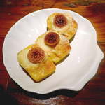 地酒喝采 かも蔵 - あわ麩のアーモンドバター焼、酒浸りのフィグ乗せ（￥639）。まろやかで美味しい！