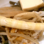 日本料理 喜春 - ご飯の味付けはやや濃い甘さ。食材も新鮮でシャキシャキ！