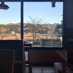 キッチン スロープ - 店内から里山の風景を望む