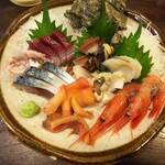 金町製麺 - 刺身盛（自家製シメサバ、赤貝、サザエ、真鯛、カンパチ、甘えび、ホタテなど）