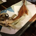 海彦 - 刺身を取ったアジが高温で揚げられ、おせんべいになって出て来ました。